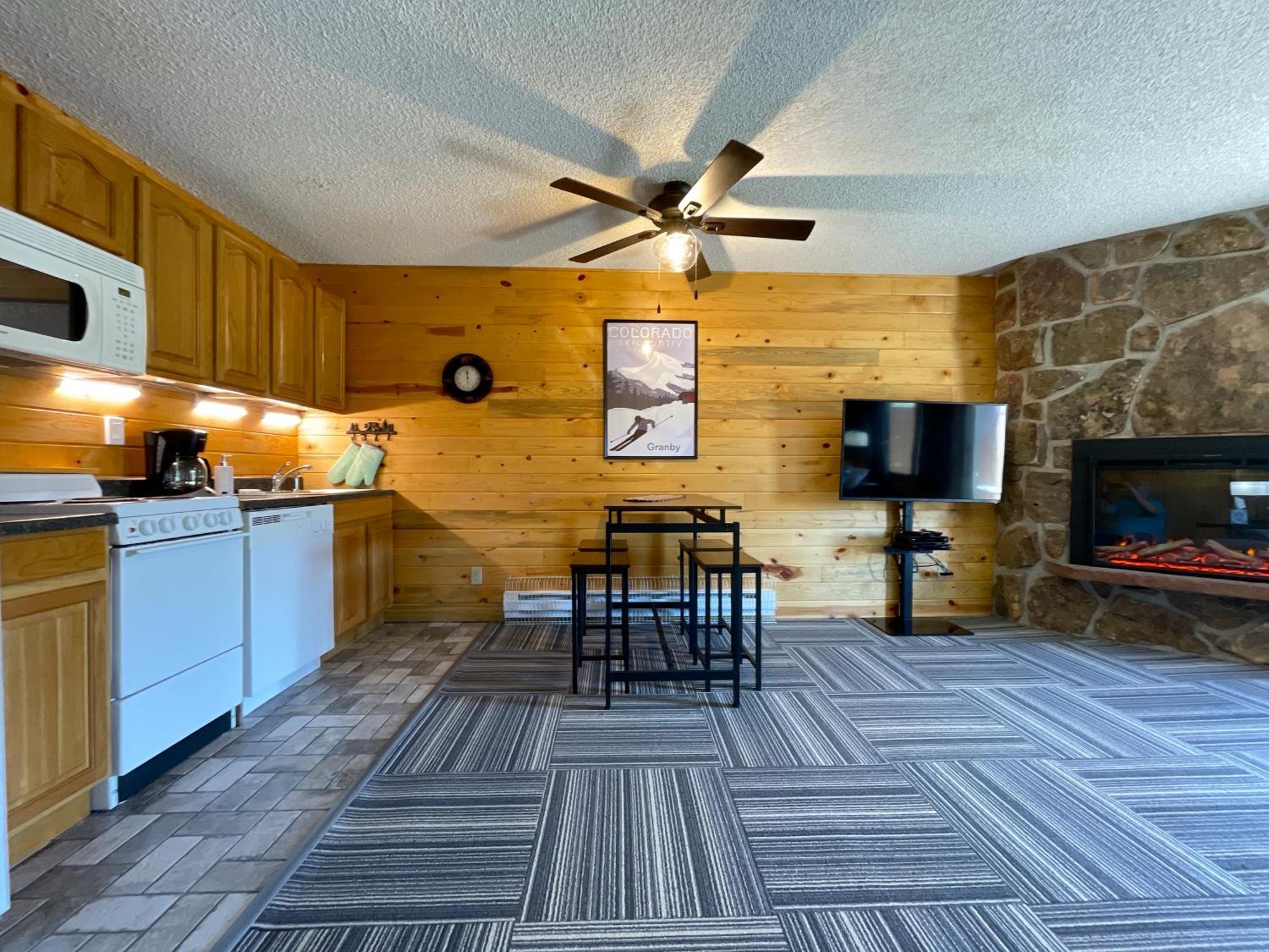 Relax, Adventure, Views, Amenities+Memories Apartment Granby Luaran gambar